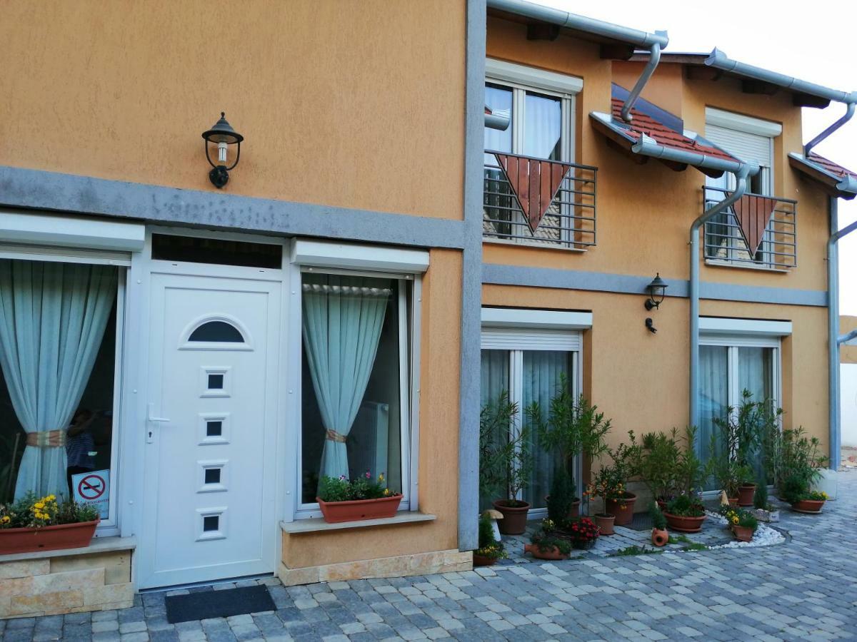 Bed and Breakfast Ludvig Panzió Villány Esterno foto